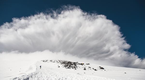 Risc ridicat de avalanșe în patru masive montane: Făgăraș, Bucegi, Țarcu și Godeanu. Cel mai mare strat de zăpadă e pe Vârful Omu