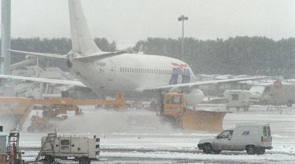 sase morti si sute de zboruri anulate din cauza haosului provocat de zapada in europa mii de oameni blocati in aeroporturi