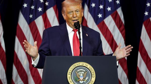 Video viral cu Donald Trump. I-a ironizat pe Macron și pe transgenderi și a povestit că Melania urăște să îl vadă dansând