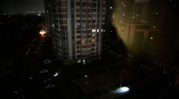 Atacuri ruseşti asupra infrastructurii energetice din Ucraina: Localnicii din două regiuni au rămas fără curent electric