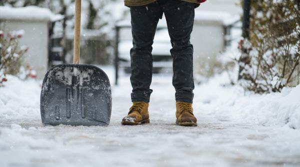 cine trebuie sa curete gheata si zapada de pe trotuar