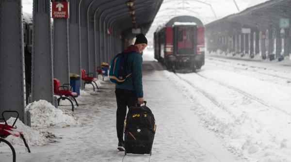 Circulația trenurilor, dată peste cap de ninsori. Întârzieri de peste patru ore pe ruta București–Curtici
