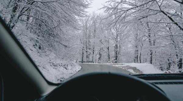 Circulație în condiții de iarnă pe drumurile din țară. Ninsori în nord și centru, restricții de trafic în mai multe județe