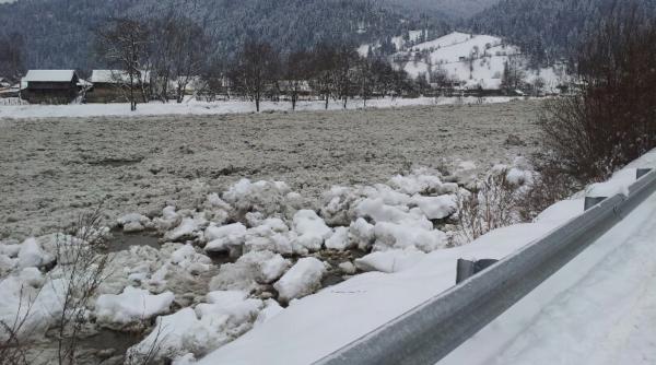 fenomene de zapor si zai raportate pe sapte km pe raul bistrita mai sus de lacul bicaz pirotehnistii sunt pregatiti sa intervina