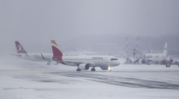 haos pe aeroporturi din cauza furtunii goretti peste 1 000 de zboruri anulate ninsori masive in franta si marea britanie