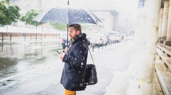 În București se anunță lapoviță, ninsori, polei și vânt puternic. Prognoza ANM: Capitala este sub atenționare meteo Cod galben
