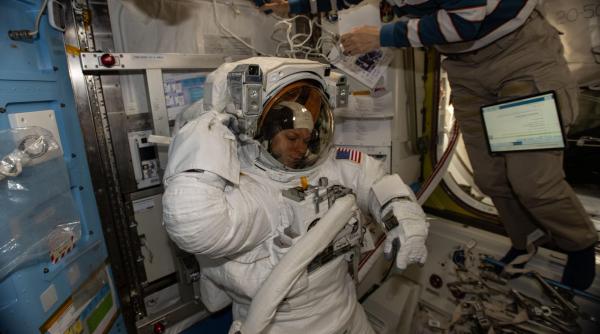 nasa amana o plimbare in spatiu dupa ce un astronaut a inceput sa aiba probleme de sanatate