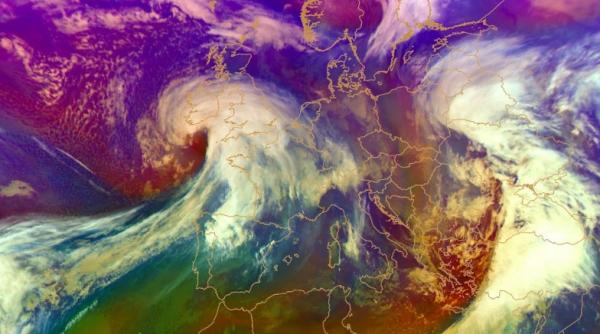 O „bombă meteorologică” lovește în această noapte Anglia și Franța. E alertă roșie de vânt, se anunță valuri de 9 metri pe coastă