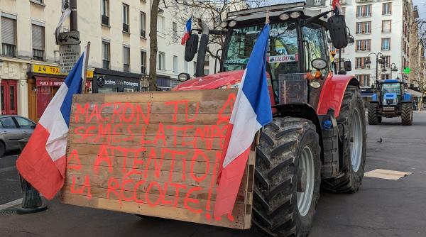 Proteste în Franța: Zeci de fermieri au ajuns cu tractoarele în centrul Parisului
