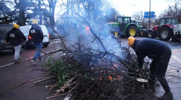 proteste in franta zeci de fermieri au ajuns cu tractoarele in centrul parisului
