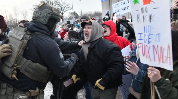 Proteste violente in Minneapolis, după ce agenții ICE au împușcat o femeie. Forțele de ordine au ripostat cu gaze lacrimogene