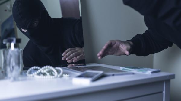Şoc pentru mai mulţi români la revenirea acasă, după vacanţa de sărbători: casele le-au fost sparte de hoţi. 900 de apeluri la 112