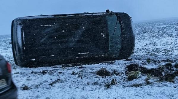 Un copil de 7 ani şi părinţii lui, ajutaţi de jandarmi după ce maşina lor s-a răsturnat din cauza poleiului, în Galaţi