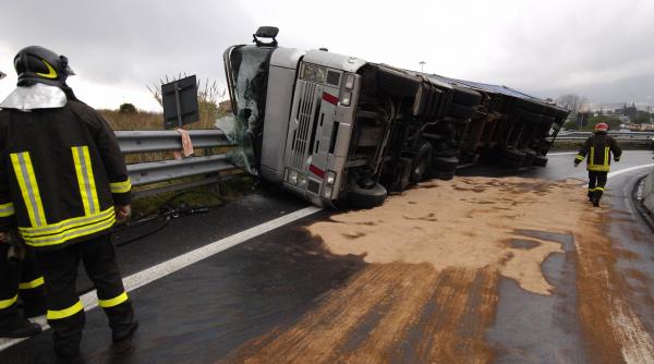 Un șofer român a blocat o autostradă din Belgia după ce s-a răsturnat cu camionul. Acesta le-a spus polițiștilor că s-a „înecat cu apă”