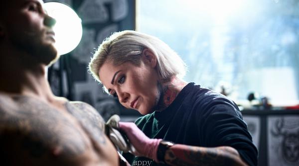 Caz medical rar după un tatuaj: Un bărbat şi-a pierdut tot părul şi corpul său nu mai poate transpira