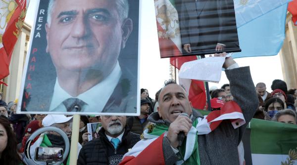 Cine este Reza Pahlavi, prințul iranian exilat care vrea să dărâme regimul islamist și să devină noul Șah al Iranului