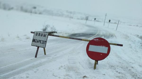 Circulaţia rutieră este închisă din cauza viscolului pe un drum din Botoşani. Drumarii au acţionat în aproape toată ţara
