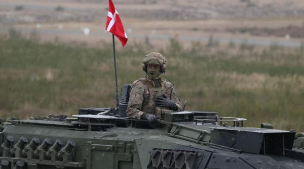 danemarca avertizeaza soldatii sunt obligati sa traga chiar si fara ordin daca groenlanda e invadata un act din 1952 le permite asta