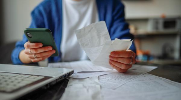 Escrocii profită de haosul majorării taxelor şi impozitelor. Românii primesc facturi false cu sume foarte mari de plată