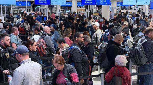 Haosul provocat de sistemul biometric de la aeroporturile UE riscă să se agraveze. Cozi uriașe si întârzieri masive