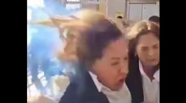 Momentul în care un dispozitiv exploziv este aruncat şi detonat lângă o parlamentară din Honduras