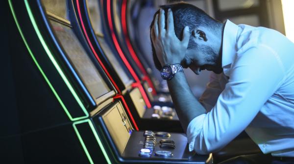 un tanar din italia a pierdut 3 000 de euro la pacanele si a sunat la politie sa ceara ajutor