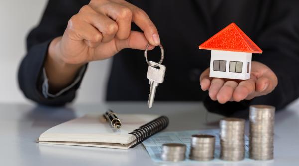 18 ani fără să cheltui un leu. Atât i-ar lua unui român cu salariu minim să strângă bani pentru un apartament