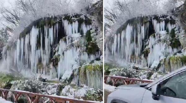 Cascada cu apă termală de la Toplița a înghețat. Imaginile rare i-au cucerit pe trecători care s-au oprit să filmeze turţurii uriaşi