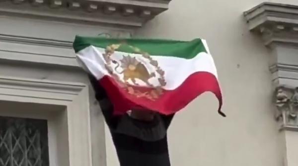 Londra: Un bărbat s-a urcat pe Ambasada Iranului și a dat jos steagul republicii. Trei lideri europeni denunță represiunea Teheranului