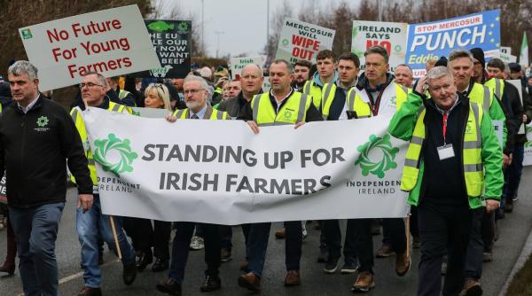Mii de agricultori din Irlanda protestează împotriva acordului UE-Mercosur. Fermierii se tem de importuri mai ieftine