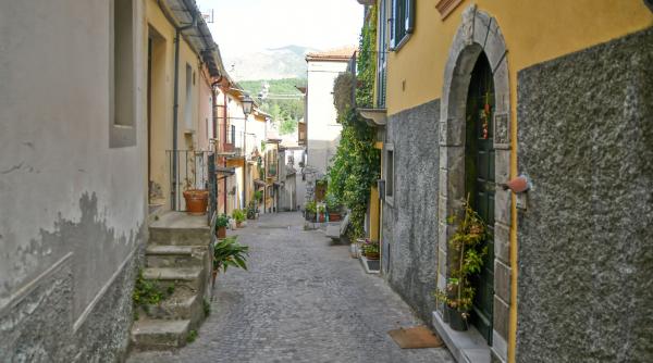 o femeie a cumparat o casa ieftina in italia pentru stilul de viata de acolo apoi sanatatea fiului ei s a imbunatatit drastic