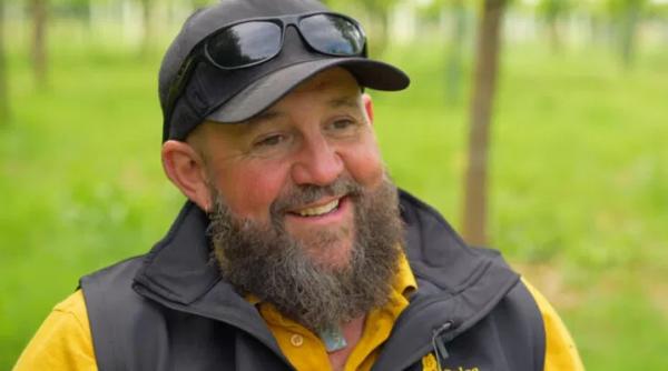 suntem aici doar intr o vizita scurta povestea lui jonny care a fost premiat drept cel mai bun gropar al marii britanii