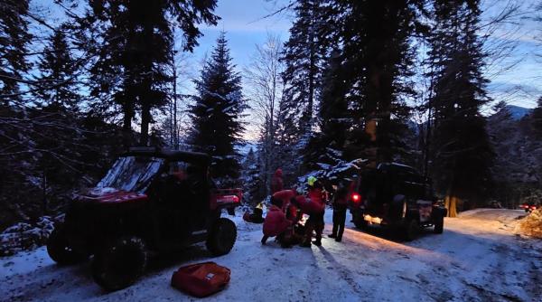 Un turist a căzut peste 70 de metri cu ATV-ul într-o râpă din Munţii Baiului. Salvatorii montani au avut o misiune dificilă