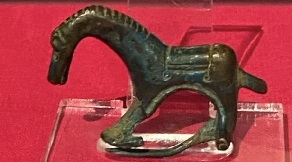 un vanator de comori a falsificat o brosa romana pe care a cumparat o de pe ebay