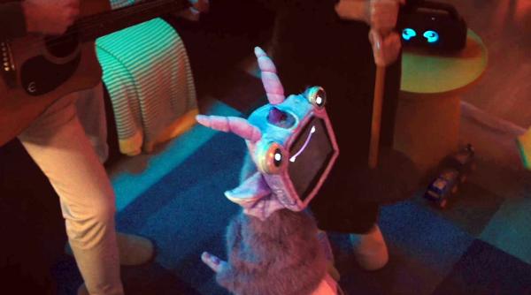 cum arata robotul animal de companie ar trebui sa tina locul unui catel sau pisoi dar are coarne si pare extraterestru