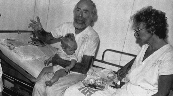 cuplul care a supravietuit 66 de zile plutind in deriva pe oceanul pacific dupa ce balenele le au scufundat vasul