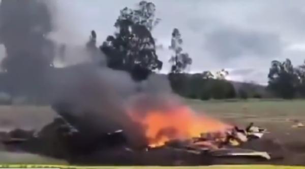 momentul in care un avion se prabuseste si ia foc in columbia sase oameni printre care un cantaret cunoscut au murit