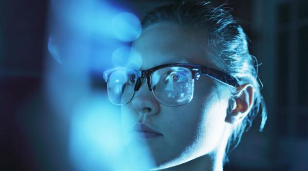 ochelarii cu autofocus care isi ajusteaza in timp real dioptriile cand vor fi lansati in europa