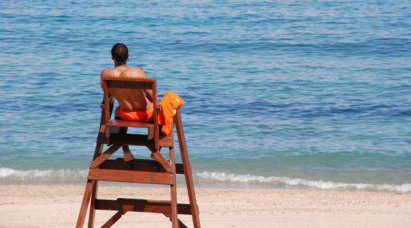 sora unui barbat inecat in thailanda spune ca salvamarul de pe plaja nu stia sa inoate