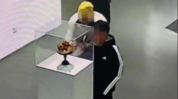 Un băiat a distrus o coroană de nuntă din aur, de două kilograme, care valorează aproape 300.000 de euro