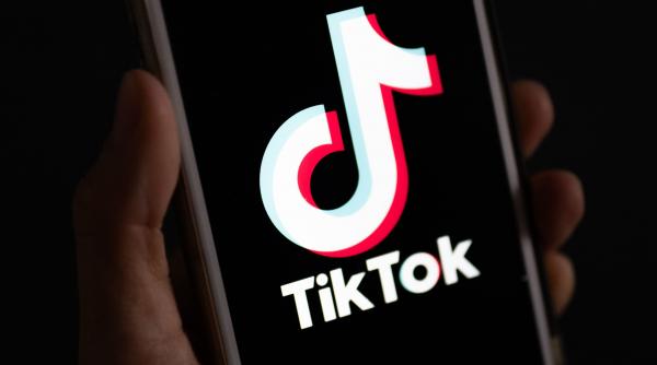 Provocările periculoase pe TikTok care se pot transforma pe loc în dosar penal. Avertismentul Poliției
