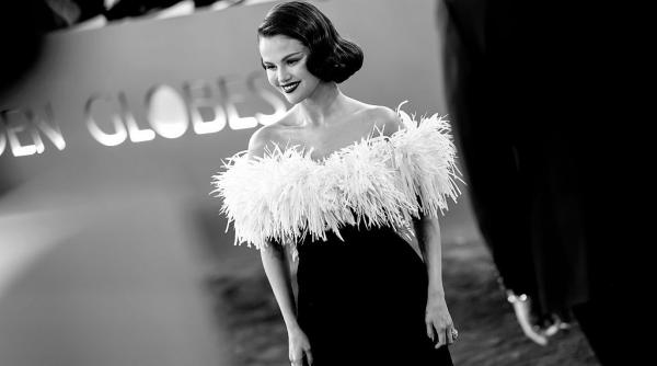 Selena Gomez a atras toate privirile la Globurile de Aur cu o rochie Chanel realizată special pentru ea în 320 de ore