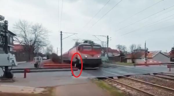 Un bărbat a scăpat la milimetru de un tren care venea cu viteză. Acesta a ignorat barierele coborâte și semnalele de avertizare