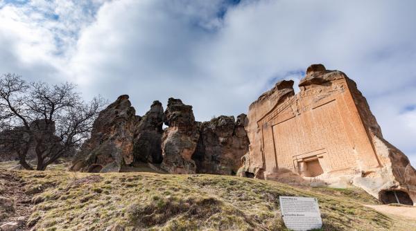 un mormant misterios cu o arhitectura spectaculoasa descoperit in turcia ar putea apartine unui membru al familiei regelui midas