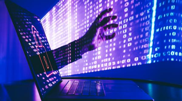 Unul din șapte oameni a căzut în plasa escrocilor online, în 2025. Tinerii au fost cei mai păcăliți
