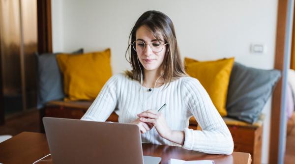 Cursuri online continuă și miercuri în mai multe județe, din cauza ninsorilor. Anunțul Ministerului Educației