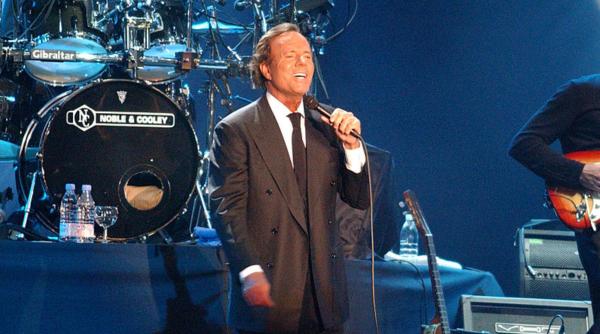 Julio Iglesias este acuzat de abuz sexual de două femei, foste angajate ale celebrului cântăreț spaniol 