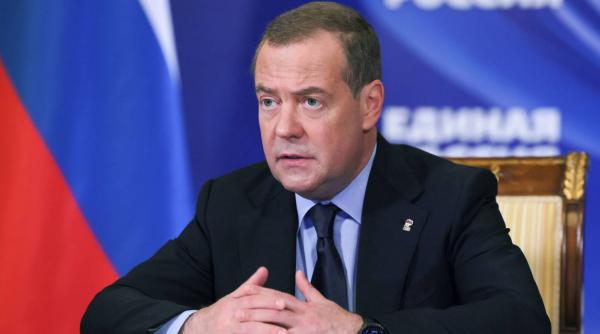 medvedev ii transmite lui trump sa anexeze groenlanda altfel locuitorii ar putea vota aderarea la rusia fara stelute noi pe steag