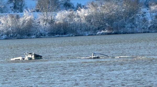 o nava cu peste 1 100 de tone de ingrasamant chimic se scufunda in apropiere de portul zimnicea alerta de poluare
