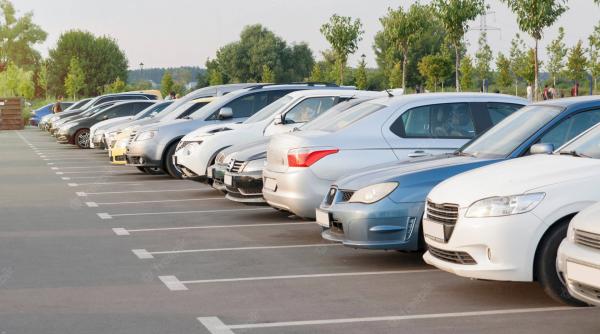 Primăria Braşov vrea să închirieze acelaşi loc de parcare rezidenţial la 2 şoferi. Cum ar funcţiona sistemul care e deja contestat